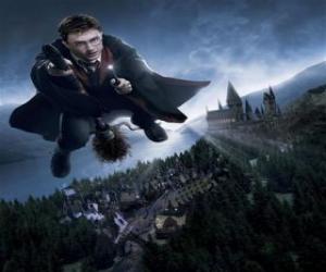 yapboz Harry Potter onun sihirli süpürge ile uçan